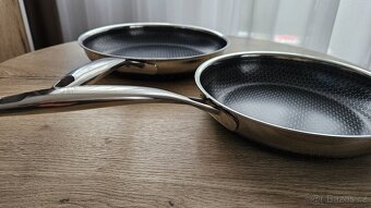 Seda dvou pánví David v kuchyni - 3