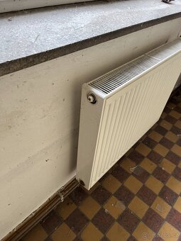 Deskový radiátor 80×10×60cm - 3