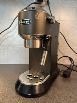 Pákový kávovar DeLonghi s mlýnkem na kávu - 3