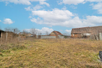 Stavební pozemek 1113 m2 s domem k demolici nebo zásadní rek - 3