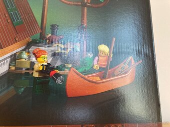 LEGO 21338 Chata Áčko - 3