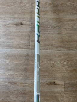 Hokejka Bauer PROTO R WHITE pravá, P28 i P92, flex 70, 77 - 3