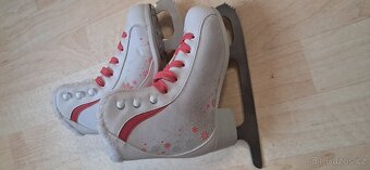 Prodám dívčí lední brusle Crowned GLAMOUR JR vel 31 - 3