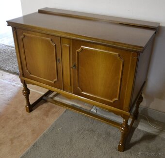 Dubová, rustikální komoda s chladničkou a barem. - 3