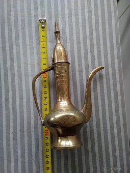 Mosazná orientální zdobená konvice. Indie ruční práce. - 3