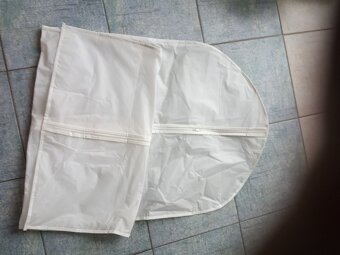 Chlapecké oblečení, pastelky,bačkory, úložný box, pytel - 3