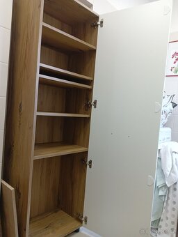 Bílá skříňka s 6ti poličkami - 3