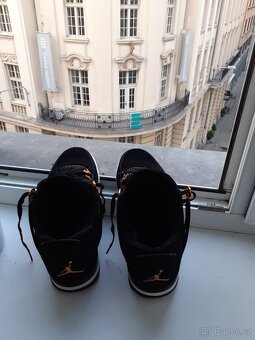 Air Jordan 4 Retro Royalty sneakers. - 3