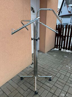 Čtyřramenný stojan na textil do obchodu - 3