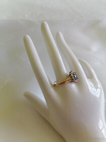 Zlatý luxusní prsten s diamanty a safírem - 3