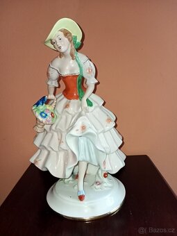Dívka s košíkem květin. zn. ROYAL DUX 1925-38 v. 28 cm top s - 3