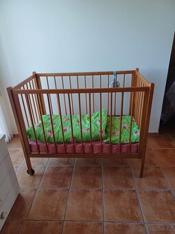Prodáme dřevěnou dětskou postýlku s matrací a příslušenstvím - 3