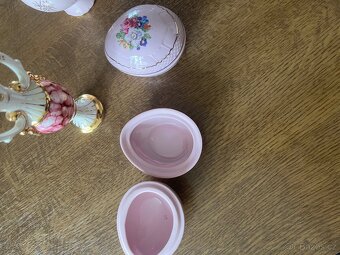 Sada dekorativních růžových porcelánových mini váziček a dóz - 3