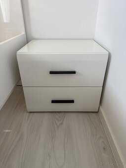 Bílá lesklá postel 140x200+noční stolek - 3