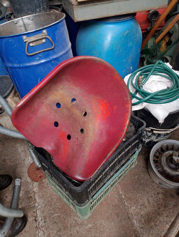 Profilovací lis, CO2 svářečka, sedačky, klec na prase,  ad. - 3