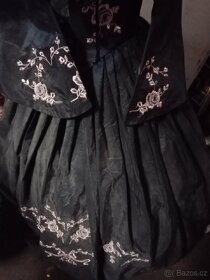 Dobové šaty na stojanu - 3