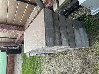 Prodám 7 kusů dlažby, celkem 2,25m²+ zbytky. Cena za 1 m² = - 3