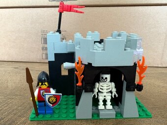 Lego 6036 Castle Skeleton Surprise - 3