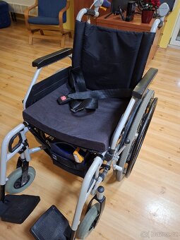 Invalidní vozík s motorkem - 3