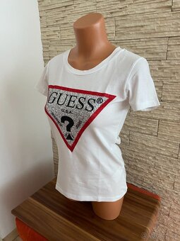Krásné ikonické bílé tričko GUESS - vel. 38 - 3