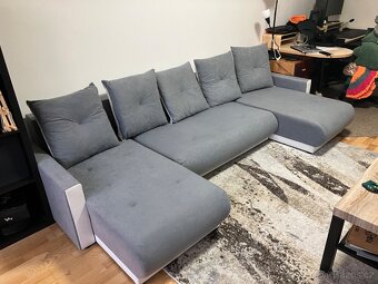 Šedý rozkladatelný gauč s úložným prostorem - 3