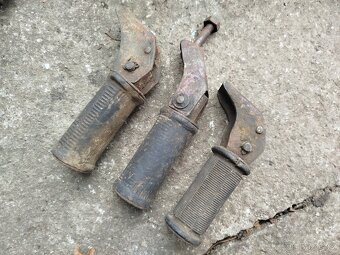 tři stupačky asi jawa pérák nebo 500 OHC - 3