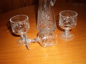 broušené sklo - malá karafa a 3 ks štamprlata broušená - 3