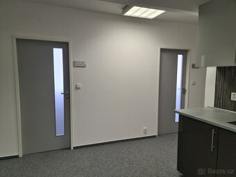 Pronájem kanc. prostor 18,6 m2 + kuch. + WC + Sprcha - 3