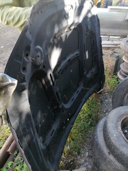 Přední kapota na Bmw e60 - 3