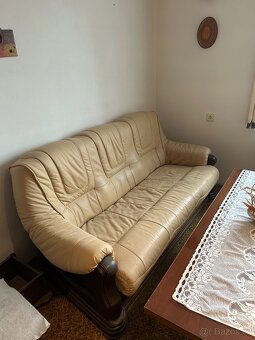 Rustikální kožená sedací souprava v kombinaci se dřevem. - 3