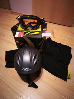 Lyžařská helma, brýle - 3