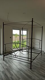 Postel s baldachýnem z tepaného železa 160x200 - 3