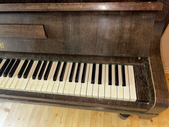 Prodám starší akustické piano – krásný zvuk, plně funkční - 3