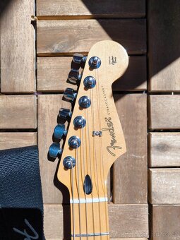 Fender Stratocaster Sonic Blue Limited Edition - 3