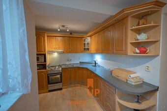 Prodej rodinného domu 4+1 s bazénem o rozloze 144 m2, ulice - 3