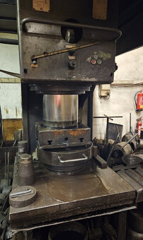 Hydraulický lis jednosloupový PYE 250 x 355 - 3