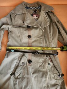 KHUJO jarní/podzimní kabátek trenčkot s páskem s logy - 3