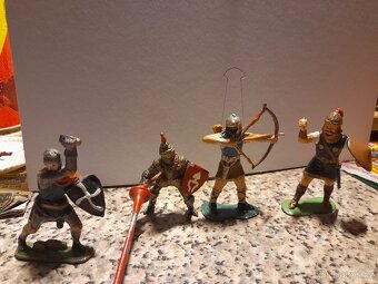 Prodám staré figurky vojácků cinové ručně malovaný - - 3