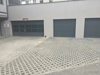 Garáž a parkovací místo před garáží 3500 Kč - 3