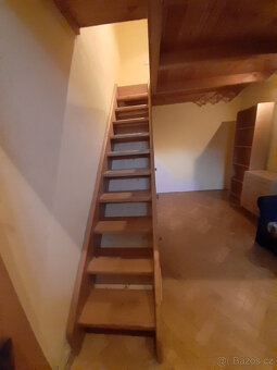 2 postele, pod nimi skříně - 3