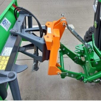 John Deere 3046R so zimnými nadstavbami - 3