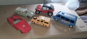 Věci z vyklízení: hračky, odznáčky, talíře.... - 3