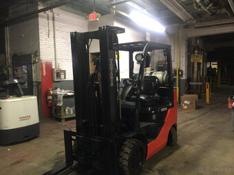 Vysokozdvižný vozík Toyota 5000 LB z roku 2017 s bočním posu - 3