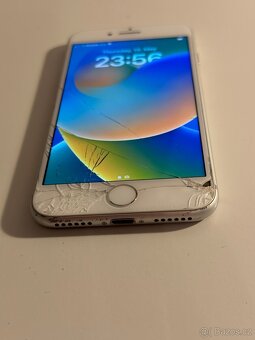 iPhone 8 64gb Silver, 77% batarie Rozbito Sklo. - 3