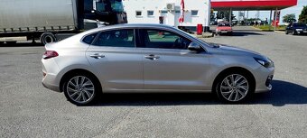 Hyundai i30 Fastback 1,4T GDi nové v ČR 1, majitel - 3