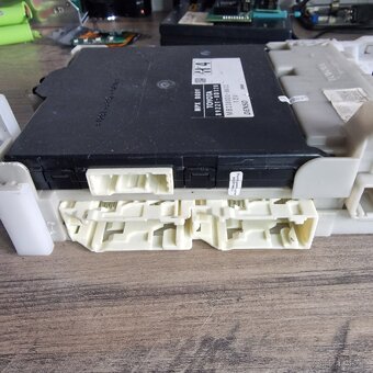 Pojistkova skrin  komfortni jednotka Toyota Yaris Auros RAV4 - 3