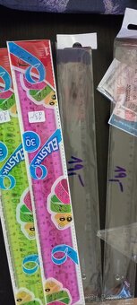 Pravítka, úhelníky, trojúhelník, výkresy, barevné papíry - 3