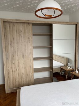Ložnice - postel a šatní skříň - 3