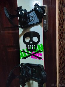 Prodám úplně nový snowboard ALLIAN 151cm dlouhý. - 3