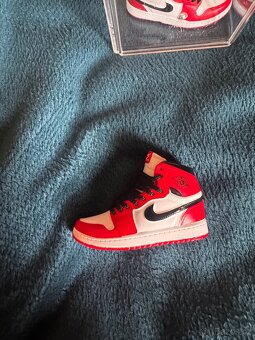 Miniatury ikonických tenisek Air Jordan 1 Chicago - 3